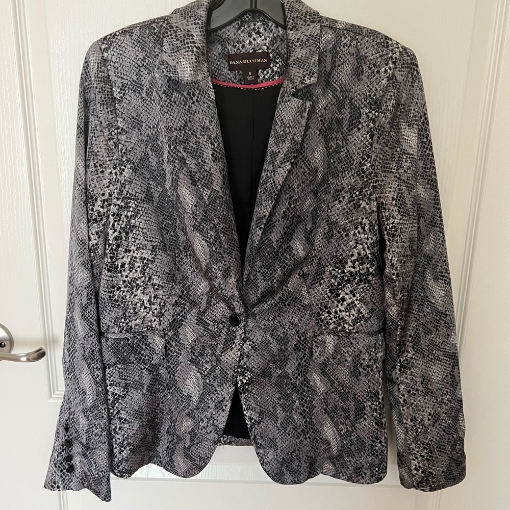 Dana Buchman snake print blazer. Amazing for business, casual or a night out.